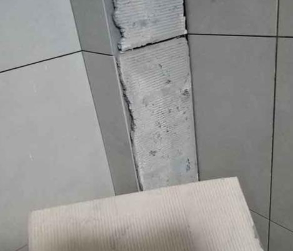 无锡瓷砖空鼓维修公司分享下厨房瓷砖脱落的补救措施。